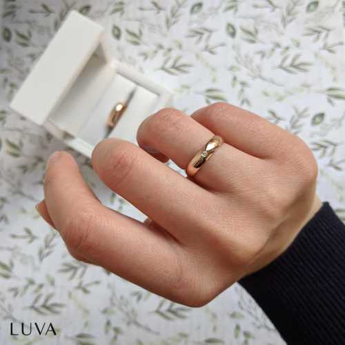 Obrączka półokrągła w szerokości 4,5mm z kamieniem 0,015 ct w okrągłej oprawie K1, wykonana z czerwonego złota Luva