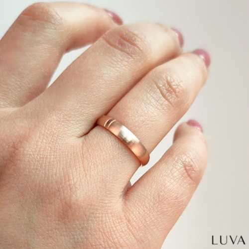 Obrączka półokrągła w szerokości 3,5mm, wykonana z czerwonego złota z matowym wykończeniem M3, Luva