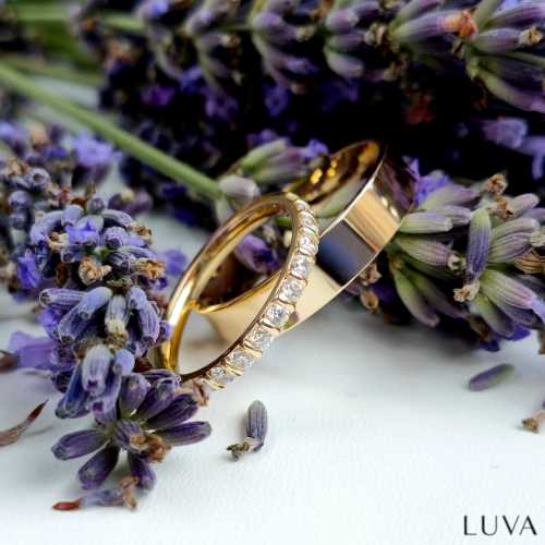 Damska wąska obrączka z diamentami z kolekcji Eternity E11 w parze z męską płaską obrączką - LUVA