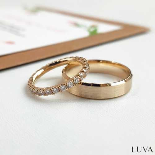Złota, delikatna obrączka Eternity E1 w parze z klasyczną fazowaną obrączką z matowym wykończeniem - LUVA