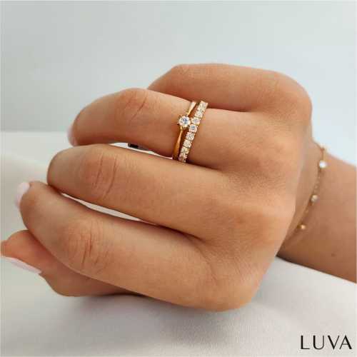Wąska, kobieca obrączka z kamieniami dookoła obwodu z klasycznym złotym pierścionkiem na dłoni - LUVA