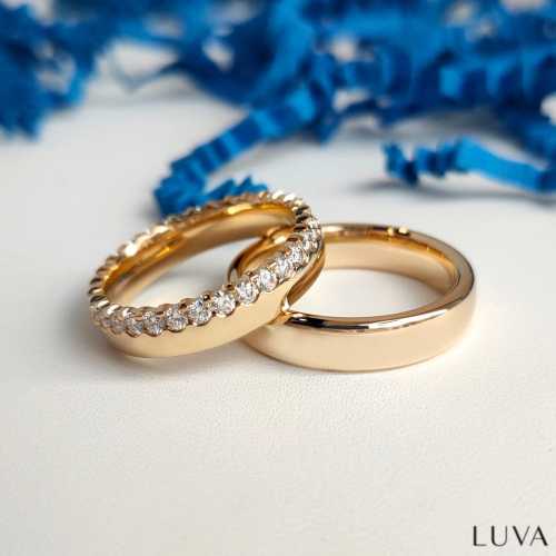 Złote, owalne obrączki z żółtego złota z kamieniami na krawędzi damskiej obrączki, gładkie, polerowane - LUVA