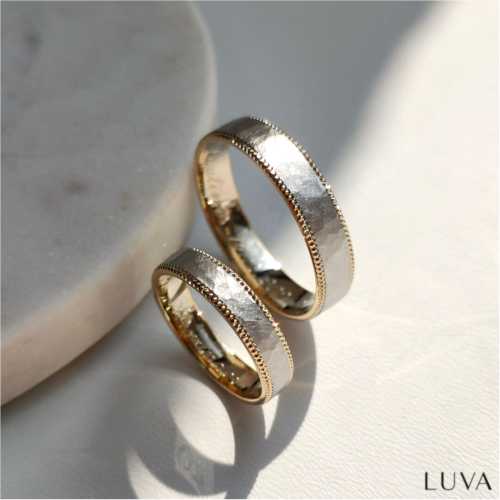 Wyjątkowe dwukolorowe obrączki z milgryfem na krawędziach i młotkowaniem z białego złota - Luva F98