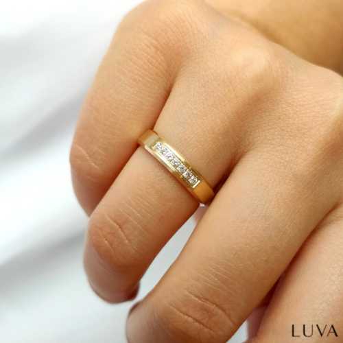 Delikatna, damska obrączka z brylantami w kwadratowej oprawie oraz matowym wykończeniem, fazowana - Luva B114