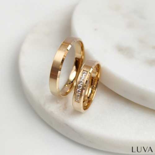 Obrączki o profilu fazowanym z żółtego złota, z matowym wykończeniem i 7 kamieniami - Luva B114