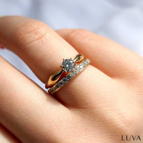 Delikatna obrączka z kamieniami na połowie obwodu. Elegancki eternity ring z żółtego złota z brylantami - Luva