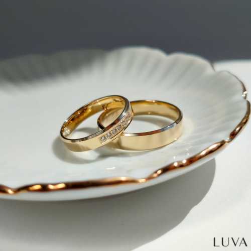 Obrączki o profilu fazowanym, z brylantami w kwadratowej, klasycznej oprawie. Obie wypolerowane na wysoki połysk.