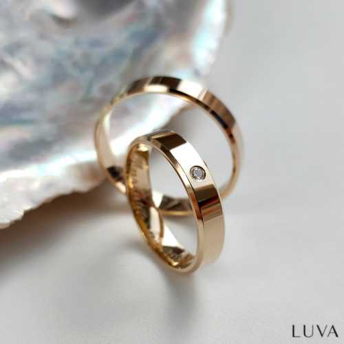 Obrączka fazowana 4mm, brylant w okrągłej oprawie K1, 0,015 ct, żółte złoto, połysk, Luva