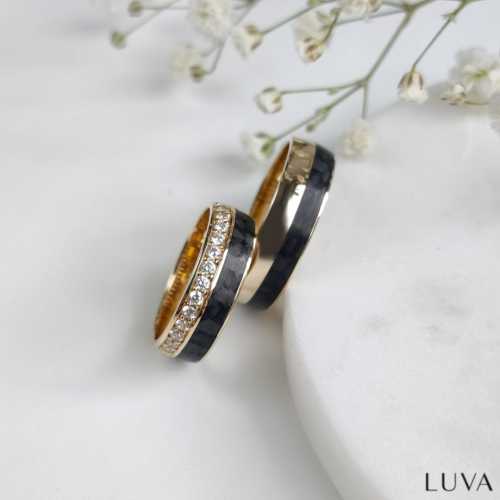 Złote obrączki z czarnym karbonem, zaokrąglone, z brylantami 15 x 0,02 ct, nowoczesne czarne obrączki - Luva