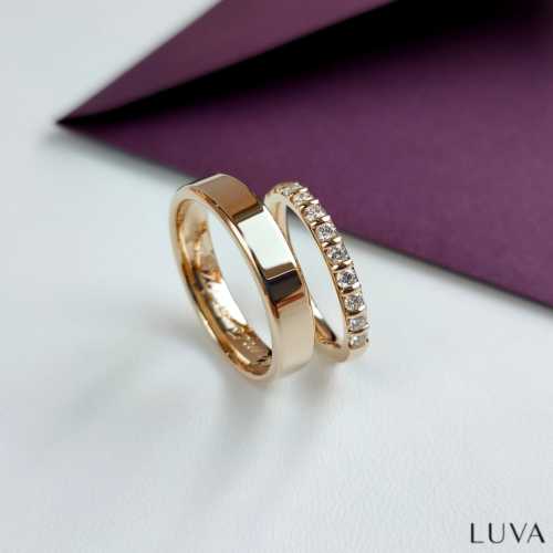 Delikatna obrączka eternity ring z kamieniami, wąska złota obrączka z brylantami, Luva