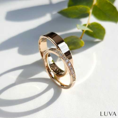 Delikatna obrączka damska z diamentami na połowie obwodu, Eternity ring E2, żółte złoto, obrączki ślubne Luva