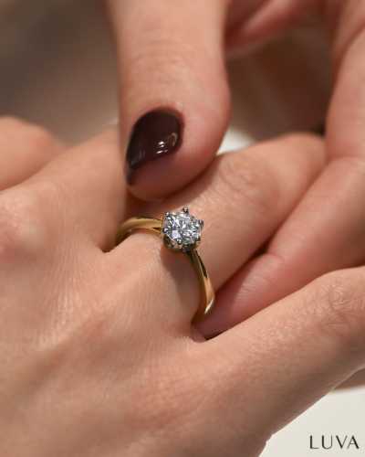 Piękny pierścionek z brylantem 0,70 ct GIA