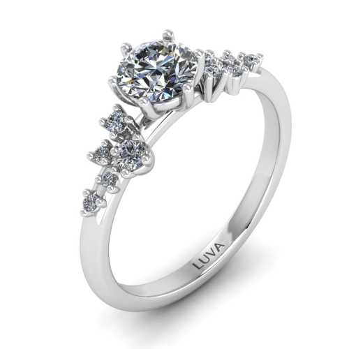 Pierścionek zaręczynowy z brylantem 0,50 ct i bocznymi brylantami w białym złocie