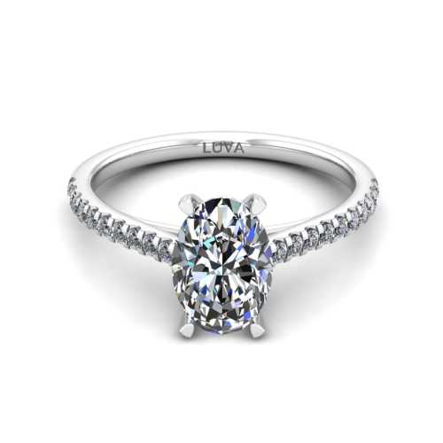 Elegancki pierścionek z białego złota z owalnym diamentem i diamentami w szynie