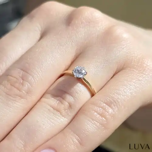 Zgrabny pierścionek z diamentem 0,40ct na palcu, Luva