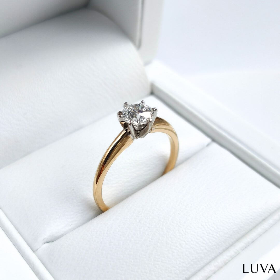 Pierścionek z dużym jednym diamentem, żółte złoto