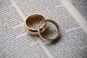 Obrączki płaskie czy półokrągłe – jakie wybrać?