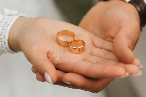 Obrączki matowe czy błyszczące – które wybrać? Poradnik dla narzeczonych