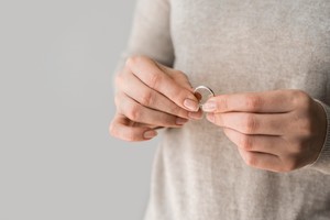 Jak dyskretnie poznać rozmiar pierścionka partnerki?