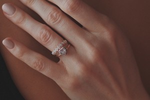 Obrączki z diamentem naturalnym a laboratoryjnym – jakie wybrać?